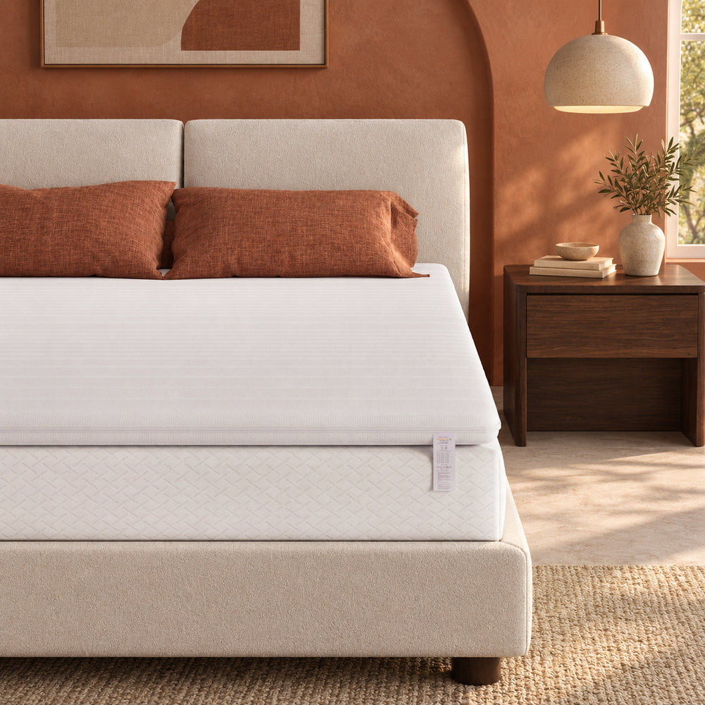 Matratze zu hart: gesteppter Topper auf einem Bett im Schlafzimmer